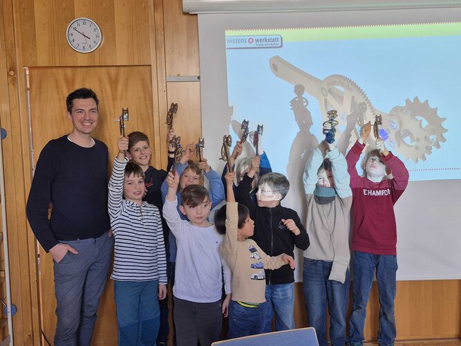 Kursleiter Carsten Paape mit Jungs