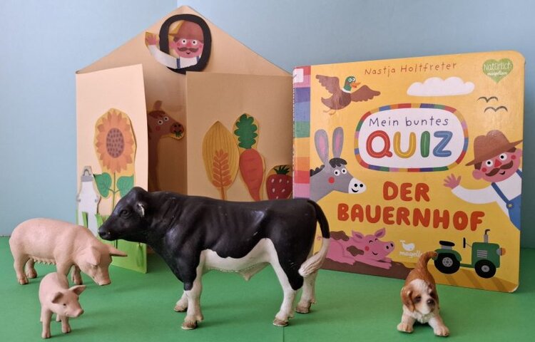 Kindergruppe bei einer Vorleseveranstaltung mit Dekoration im Herbst 2025.