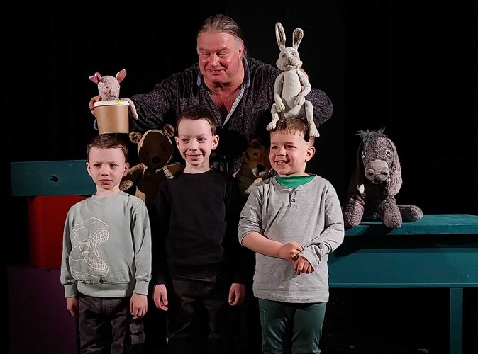 Jungs und Schauspieler bei "Pu, der Bär"