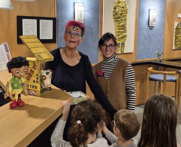 nach dem Theater Kinder und Schauspielerin