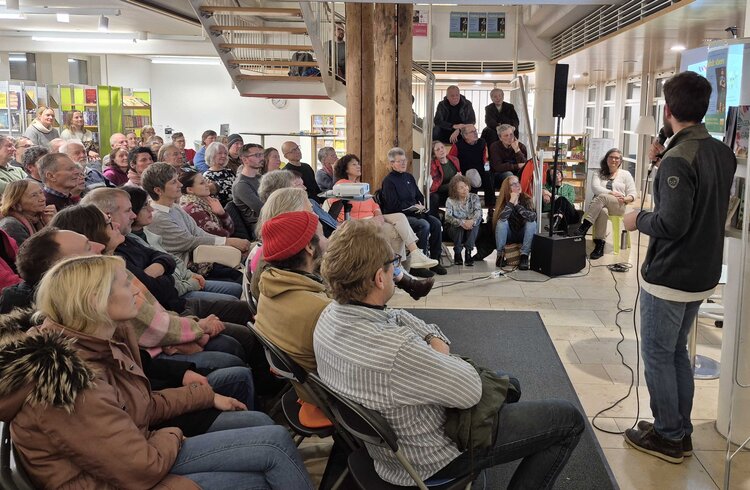 Publikum in der Bibliothek beim Vortrag