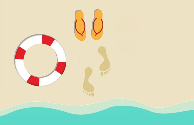 Grafische Darstellung mit Sandstrand, Wasser, Strandball und Fußspuren.