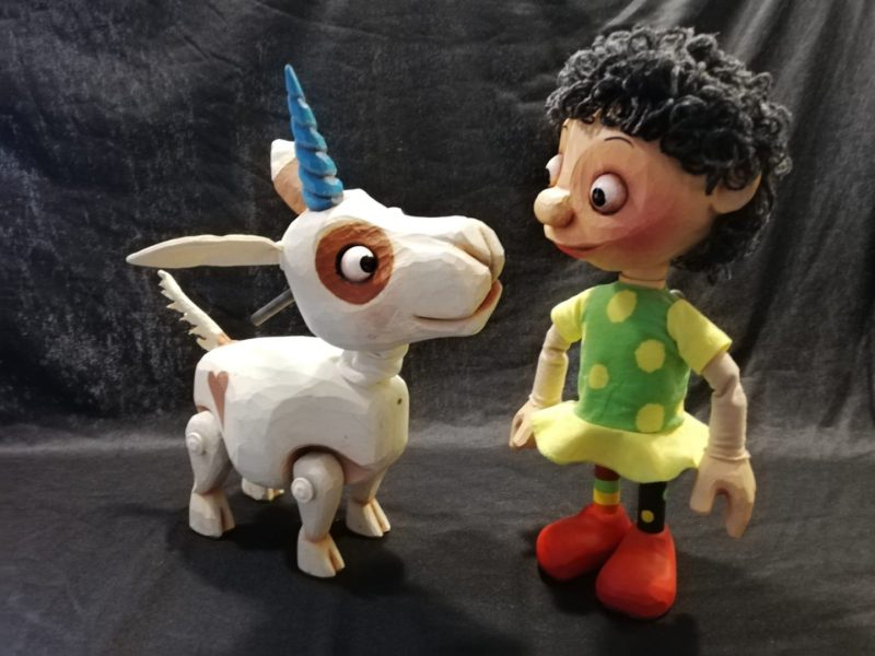 Puppenbühne mit Figur und Einhorn aus dem Kindertheaterstück.