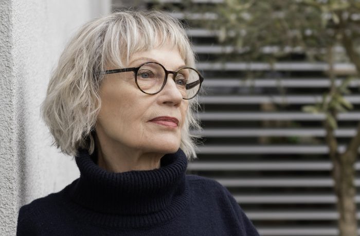 Porträtfoto der Autorin Eva Schmidt im Außenbereich.