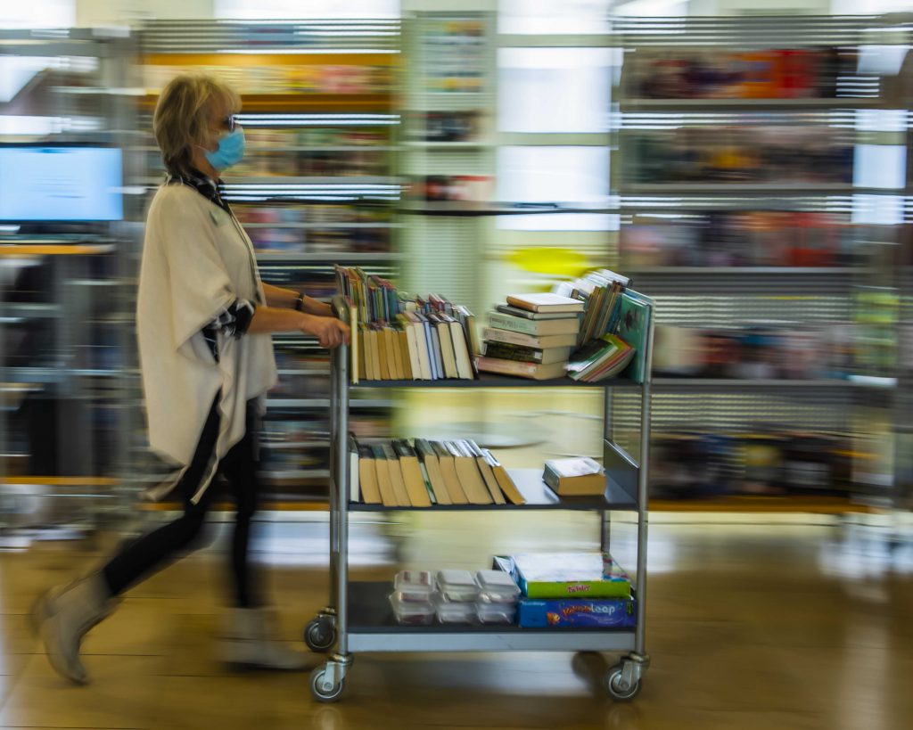 Vera Knöpfler mit Bücherwagen
