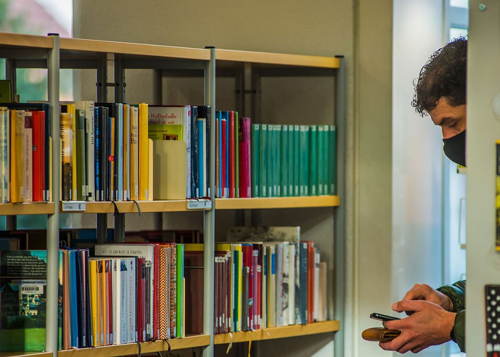 Zwei Kolleginnen mit Büchern