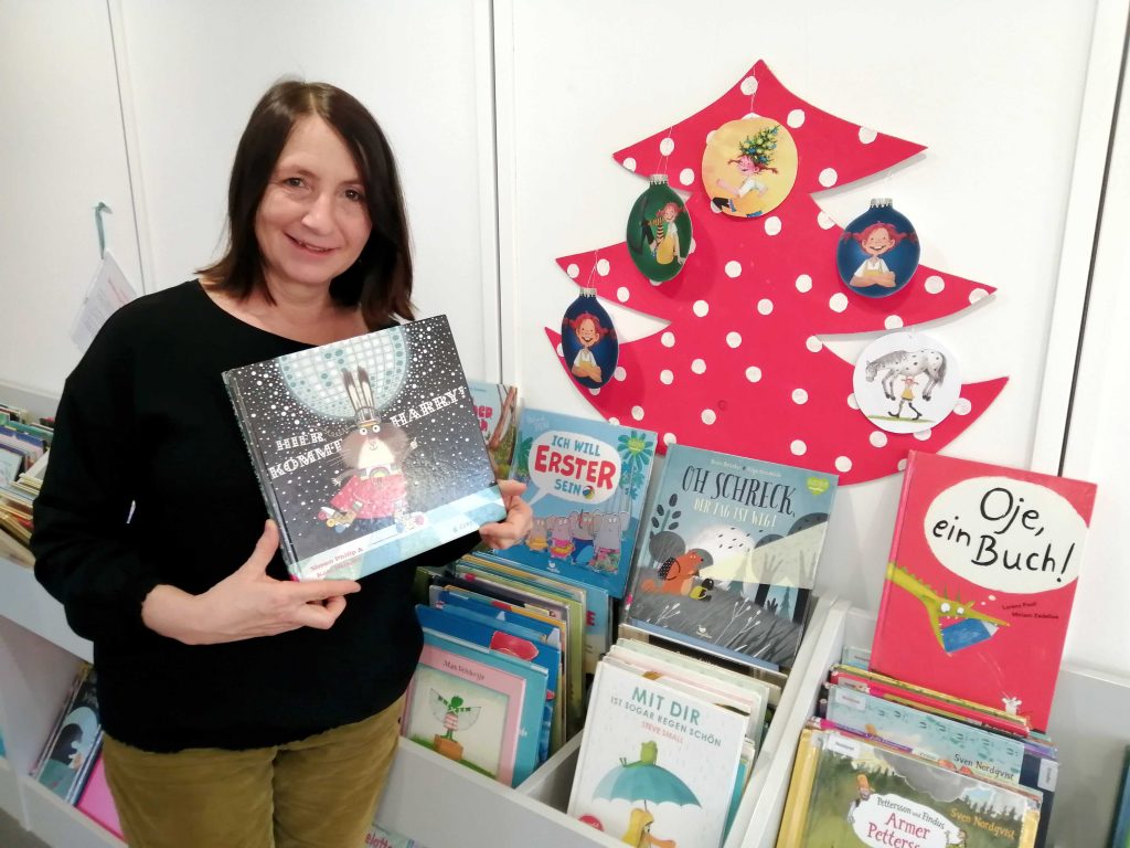 Christine Stuhler mit Bilderbüchern